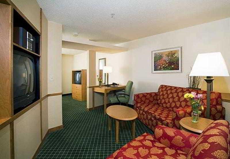 Fairfield Inn And Suites By Marriott Tampa Brandon Room photo
